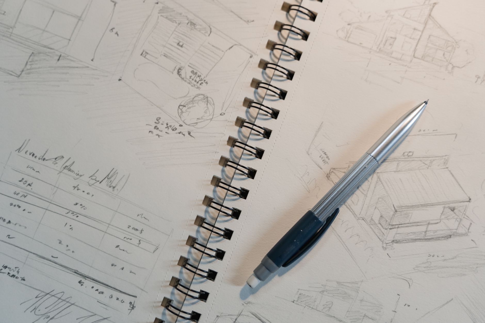 Carnet ouvert avec schéma technique dessiné à la main, crayon et règle sur un bureau de travail