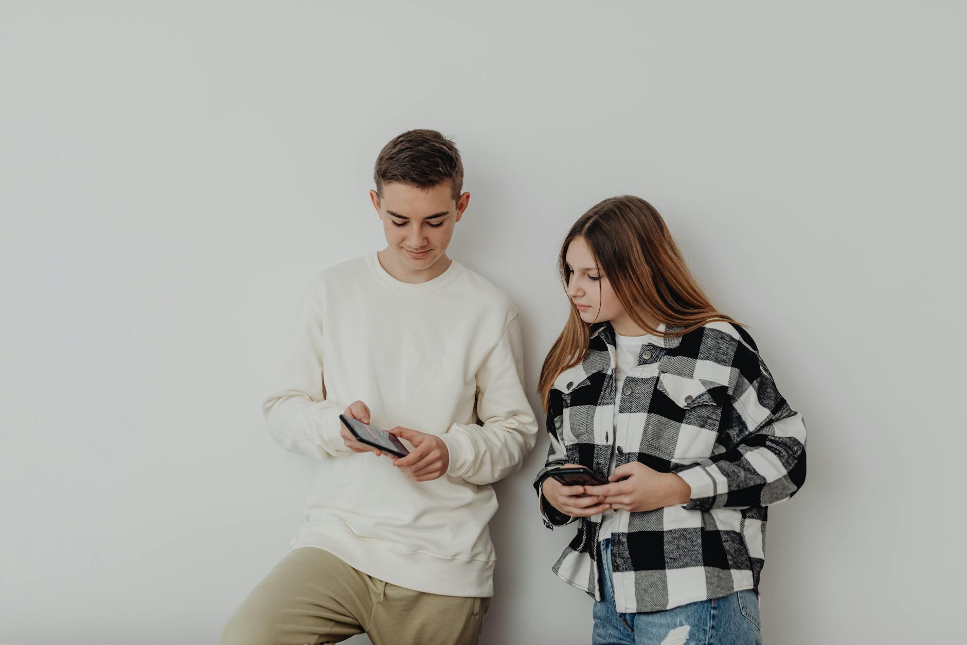 Adolescent utilisant un smartphone, illustrant les enjeux de cybersécurité au collège